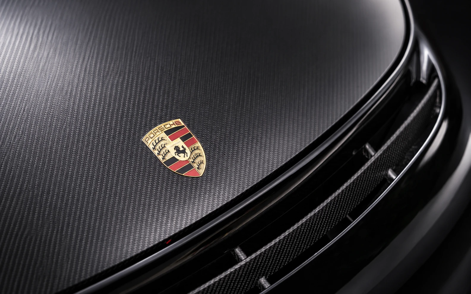 Carbon-fibre bonnet of the GT2 RS with the Porsche crest