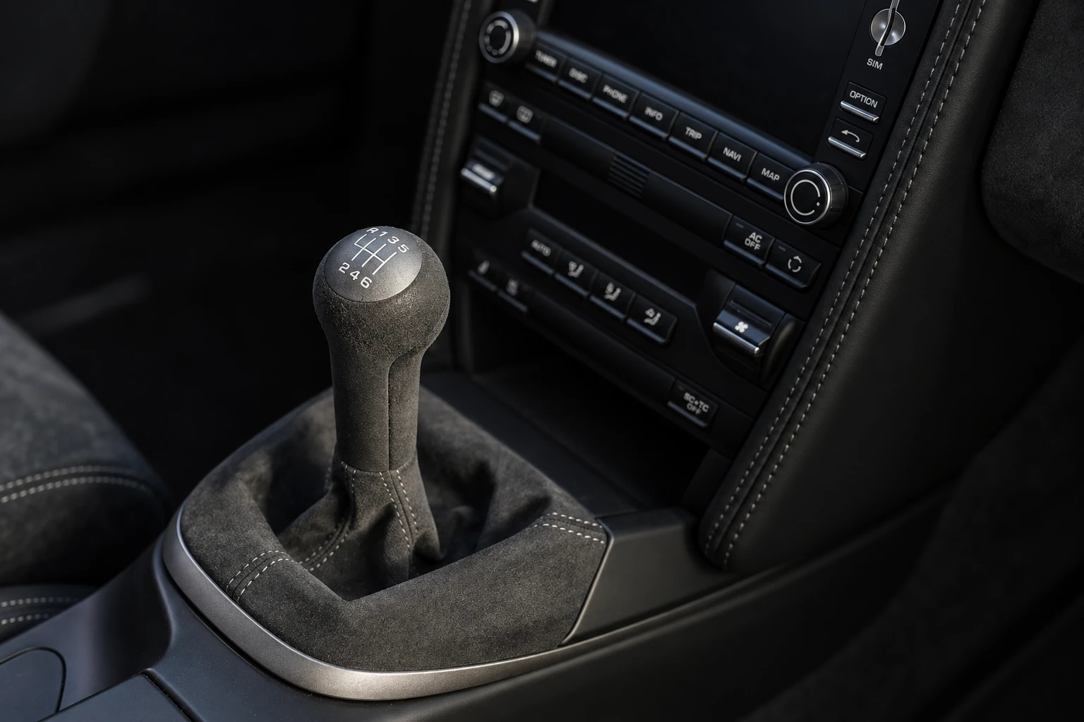 Six-speed manual gear lever in black Alcantara, centre console of the GT2 RS